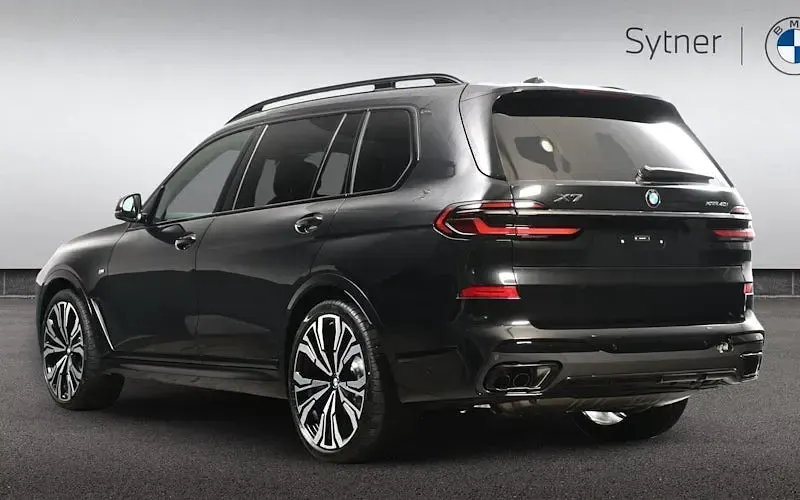 Nouă BMW X7 M Sport 381 CP (280 kW) 2026 SUV