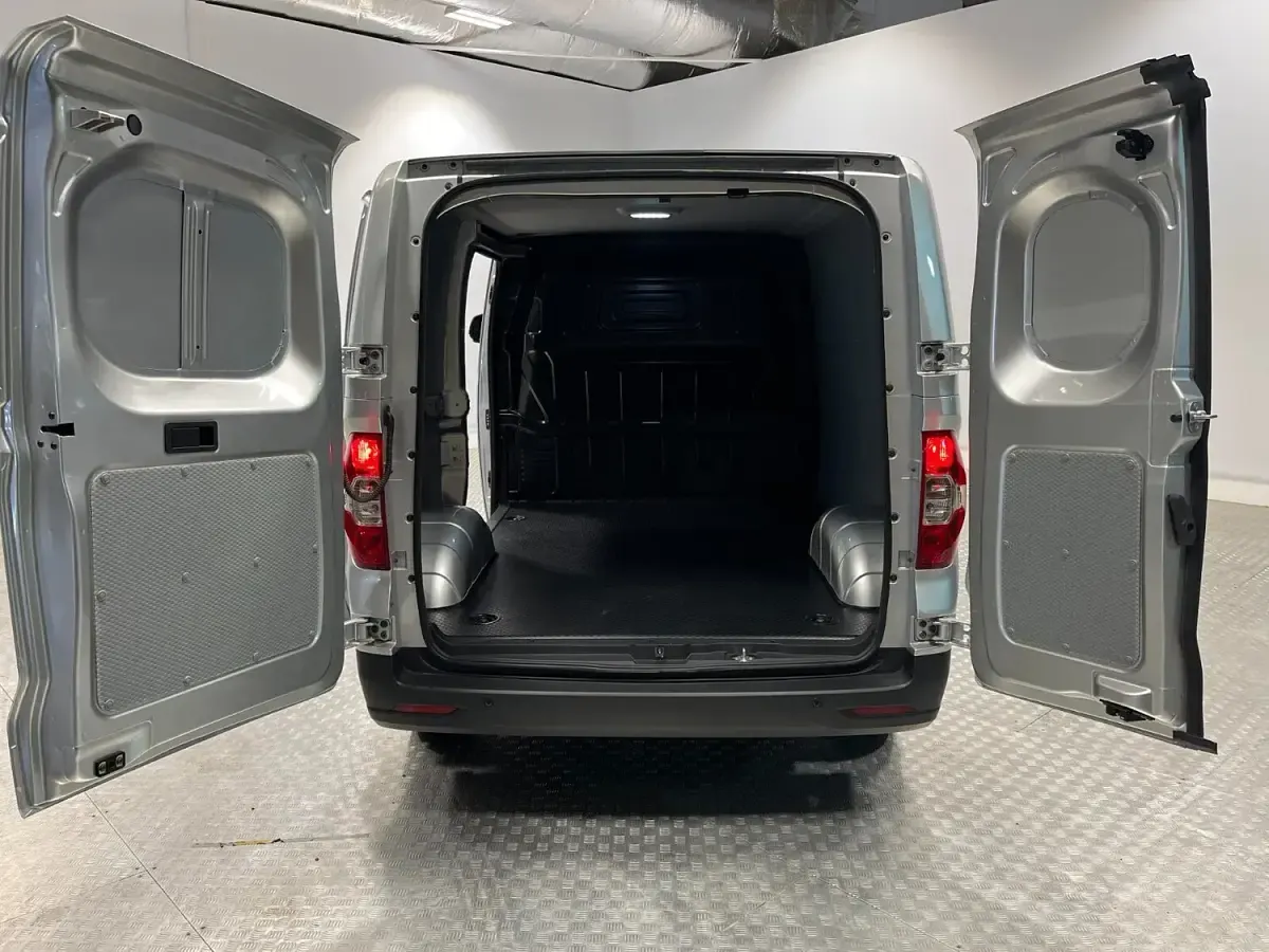 Used Maxus eDeliver 3 89 kW (122 HP) 2024 Silver Van