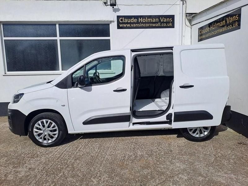 Used Citroën Berlingo 102 HP (75 kW) 2021 White MPV