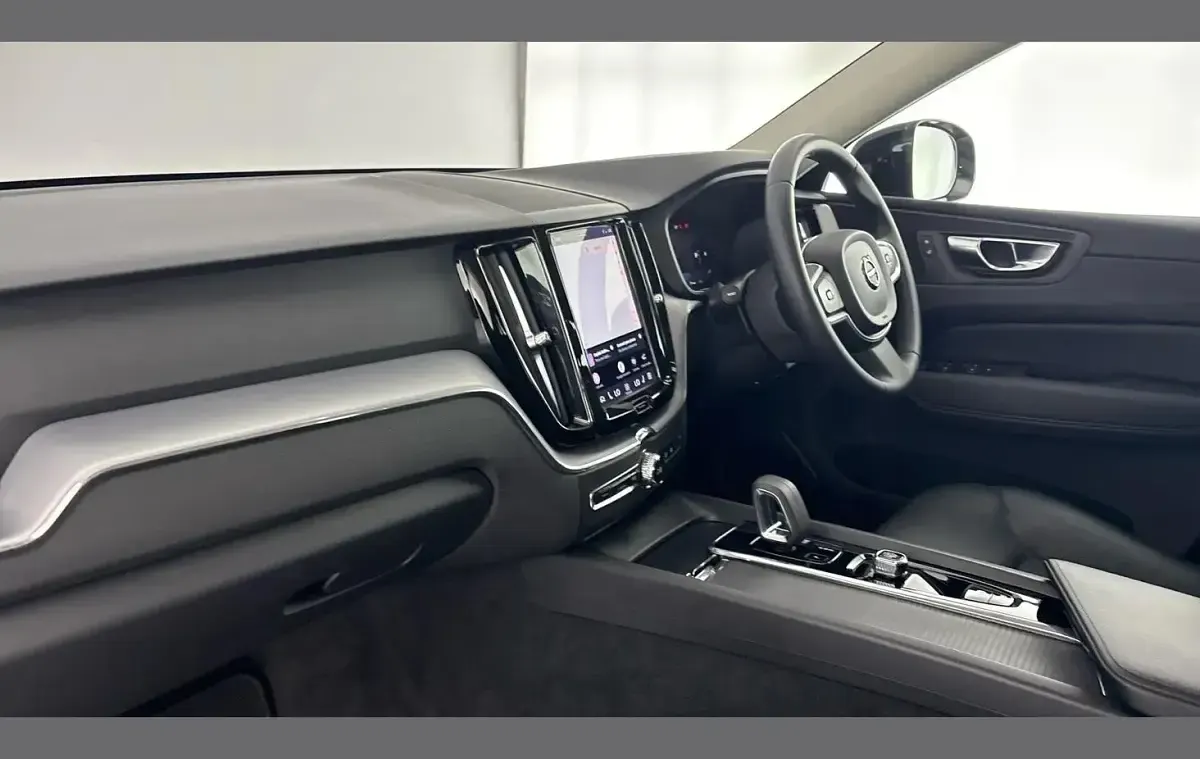Used Volvo XC60 Momentum 247 HP (181 kW) 2021 Black SUV