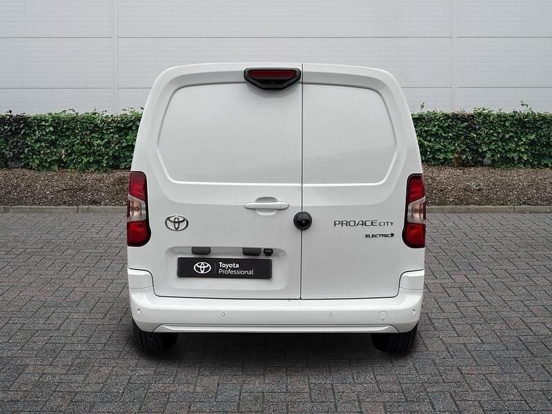 New Toyota Proace 50 kW (68 HP) 2025 White MPV