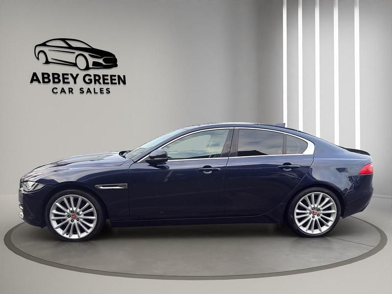 Begagnad Jaguar XE Portfolio 180 HK (132 kW) 2017 Blå Sedan