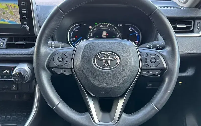 Used Toyota RAV4 Hybrid 222 HP (163 kW) 2021 Silver SUV