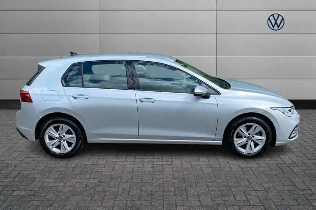 Second-hand VW Golf VIII 130 CP (95 kW) 2023