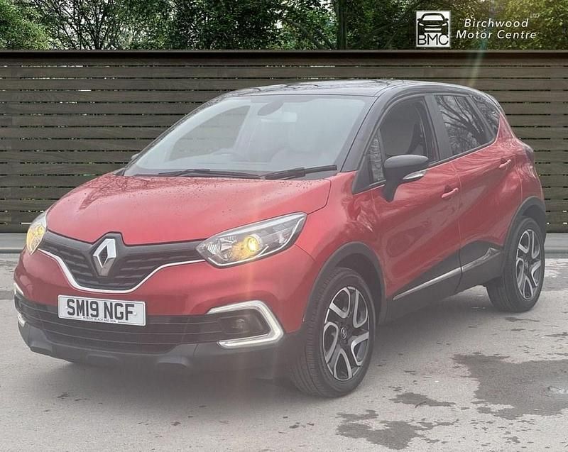 Used Renault Captur Iconic 90 HP (66 kW) 2019 Red/black SUV