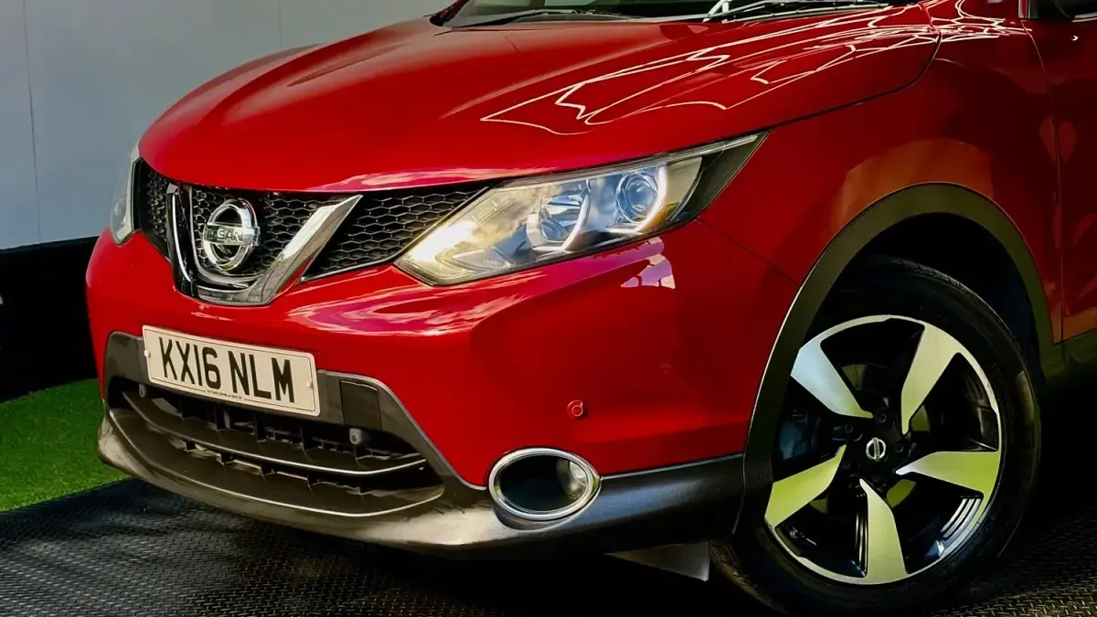 Used Nissan Qashqai N-Connecta 110 HP (80 kW) 2016 Red SUV