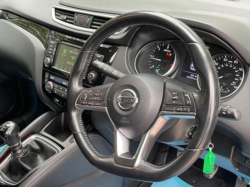 Used Nissan Qashqai Acenta Premium 115 HP (84 kW) 2019 Red SUV