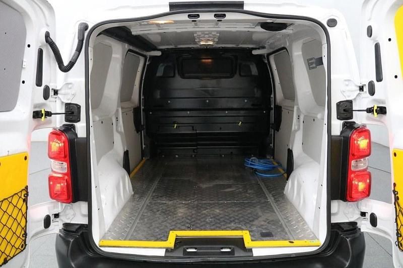 Used Peugeot e-Expert 100 kW (136 HP) 2022 Mauve/pink Van