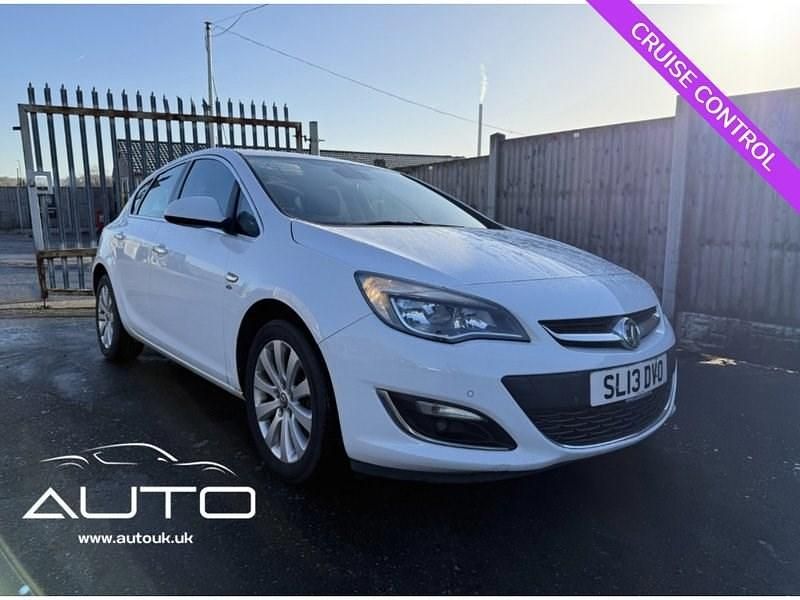 Used Vauxhall Astra Elite 165 HP (121 kW) 2013 White Hatchback