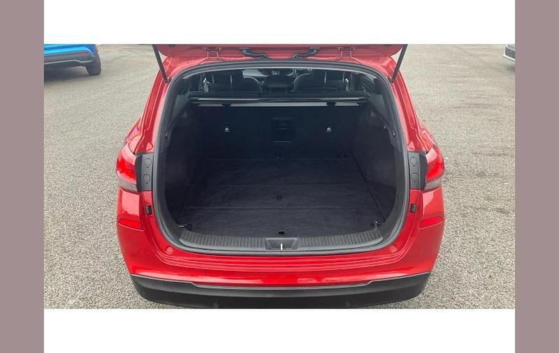 Used Hyundai i30 Premium 140 HP (102 kW) 2017 Red Estate