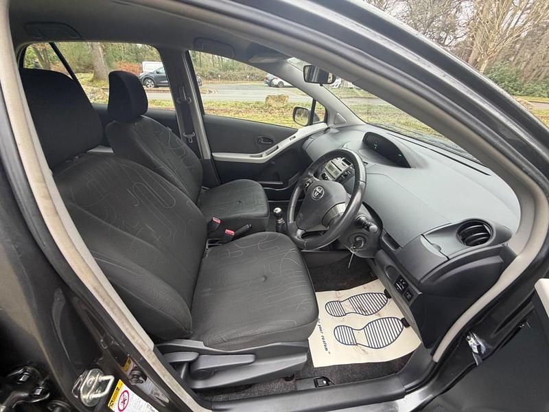 Używany Toyota Yaris 69 KM (50 kW) 2009 Szary Hatchback