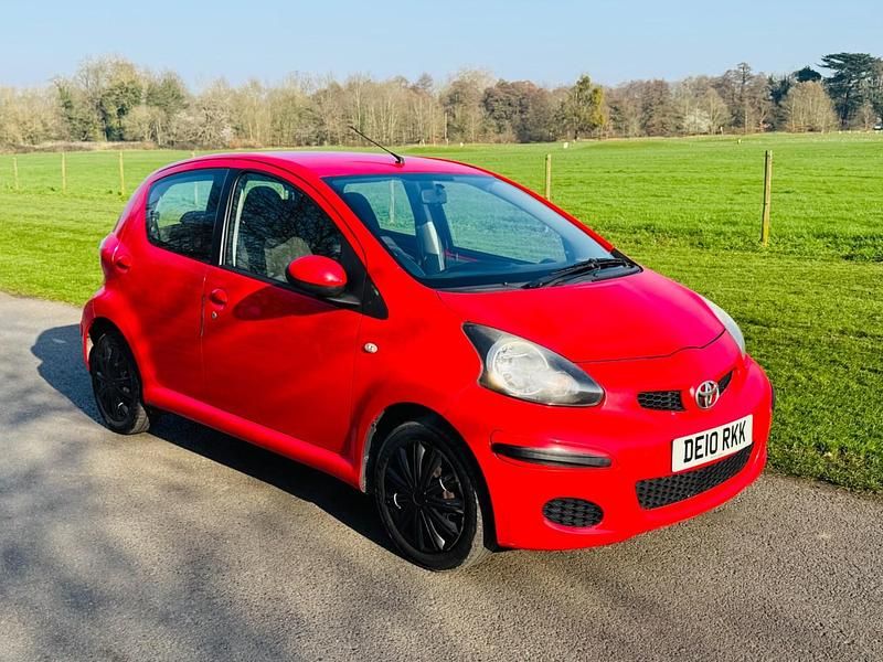 Used Toyota Aygo 67 HP (49 kW) 2010 Red Hatchback
