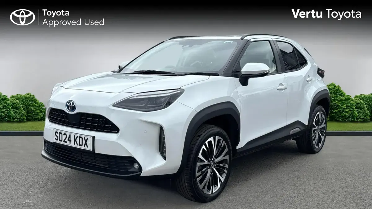 Used Toyota Yaris Hybrid 116 HP (85 kW) 2024 Platinum white pearl Estate