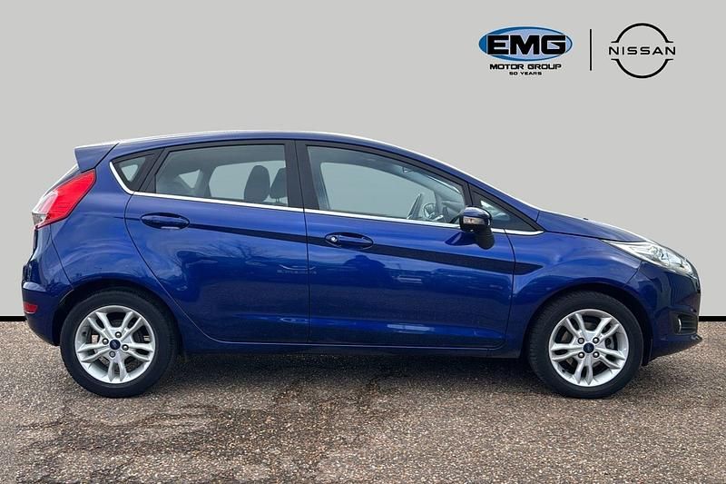 Used Ford Fiesta Zetec 105 HP (77 kW) 2015 Blue Hatchback
