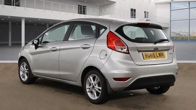 Usado Ford Fiesta Zetec 75 HP (55 kW) 2015 Prateado Citadino