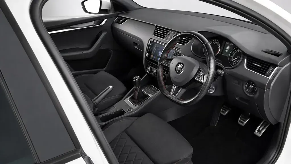Używany Skoda Octavia vRS 230 KM (169 kW) 2018 Biały Hatchback