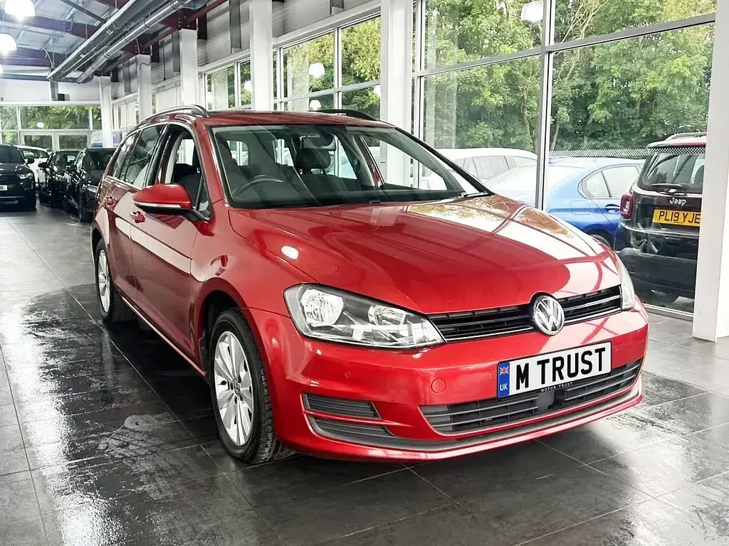 Used VW Golf VII SE 122 HP (89 kW) 2015 Red Estate