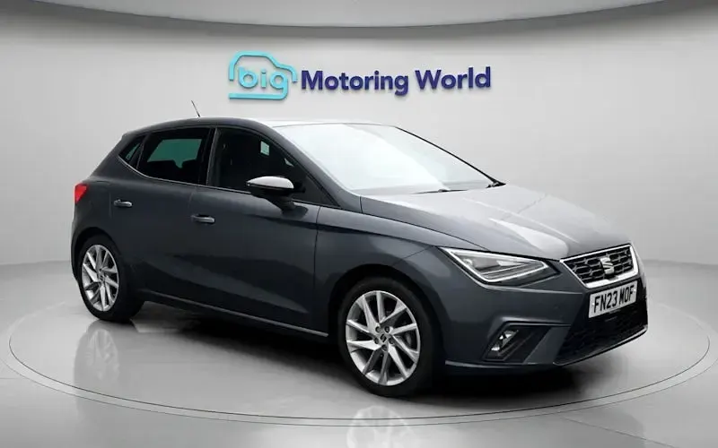 Usado Seat Ibiza FR 80 HP (58 kW) 2023 Cinzento Citadino