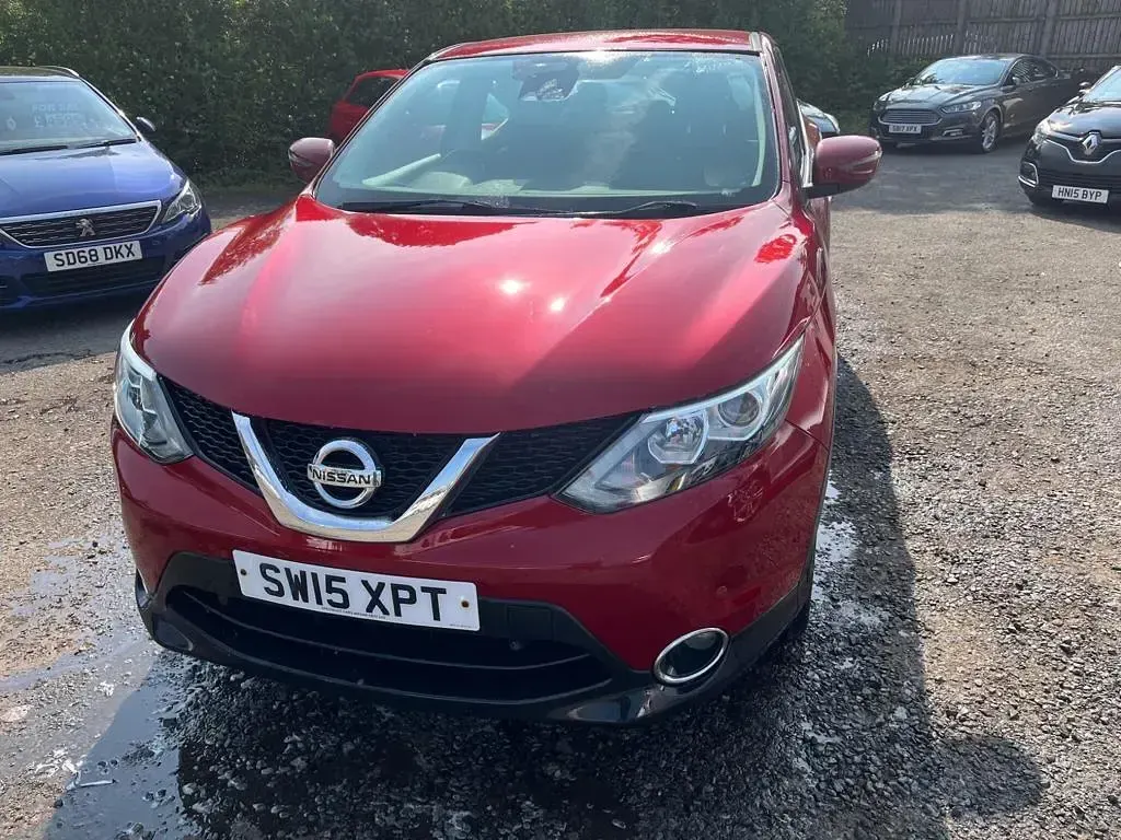Used Nissan Qashqai Acenta 115 HP (84 kW) 2015 Red SUV