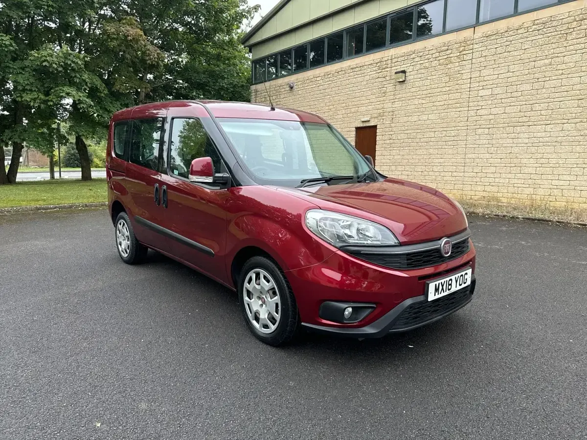 Käytetty Fiat Doblò Easy 95 HP (69 kW) 2018 Punainen Tila-auto