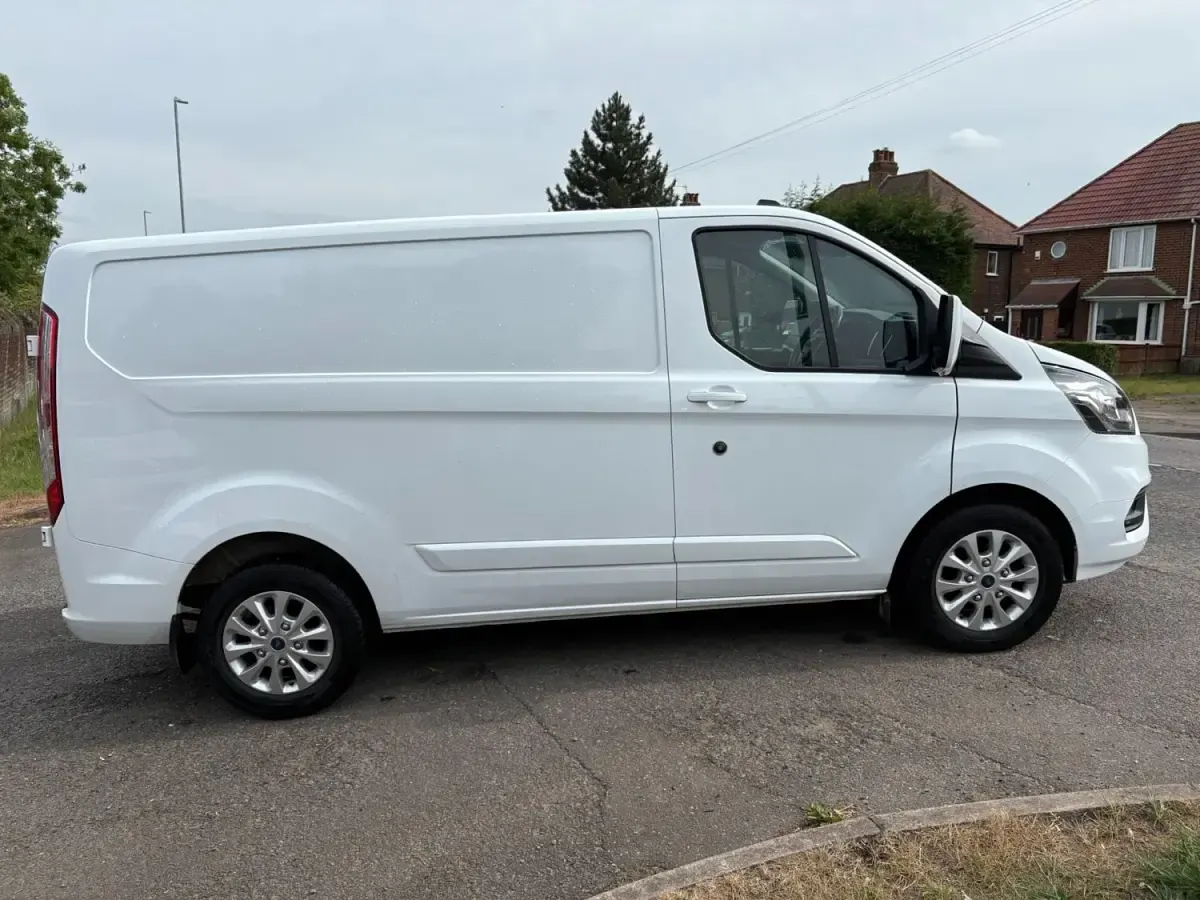 Used Ford Transit Custom Limited 136 HP (100 kW) 2022 White Van