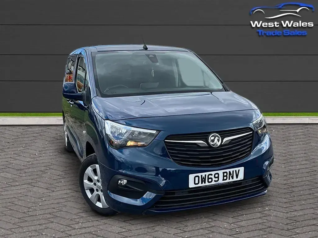 Second-hand Vauxhall Combo S 130 CP (95 kW) 2020 Albastru Monovolum
