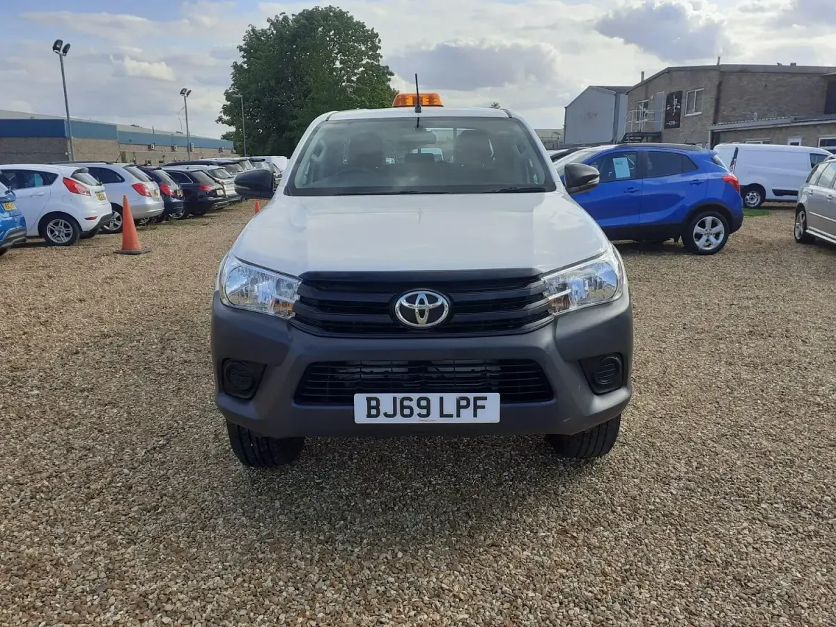 Used Toyota HiLux Active 150 HP (110 kW) 2019 White Pickup