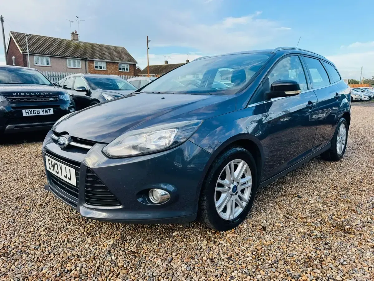 Begagnad Ford Focus Titanium 125 HK (91 kW) 2013 Grå Kombi