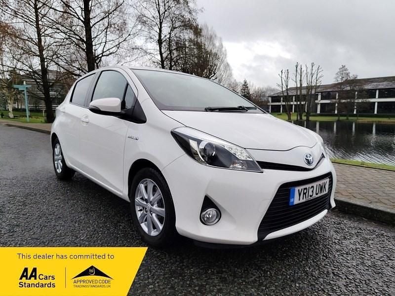 Used Toyota Yaris Hybrid T4 101 HP (74 kW) 2013 White Hatchback