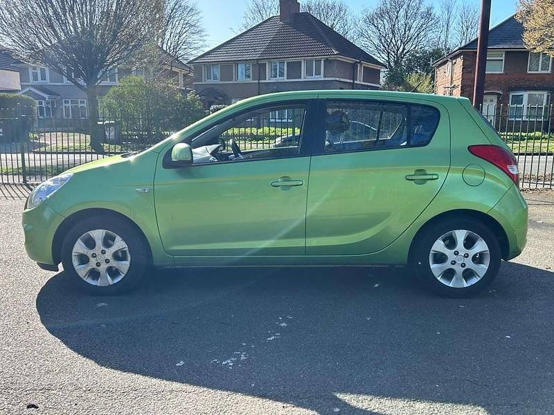 Used Hyundai i20 Comfort 77 HP (56 kW) 2011 Green Hatchback