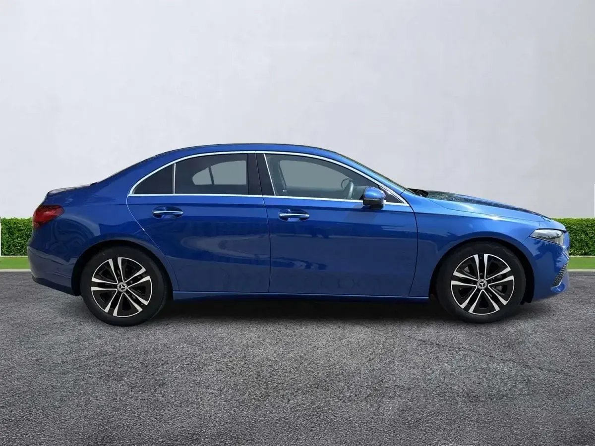 Używany Mercedes A200 Executive 150 KM (110 kW) 2024 Niebieski Sedan/Limuzyna