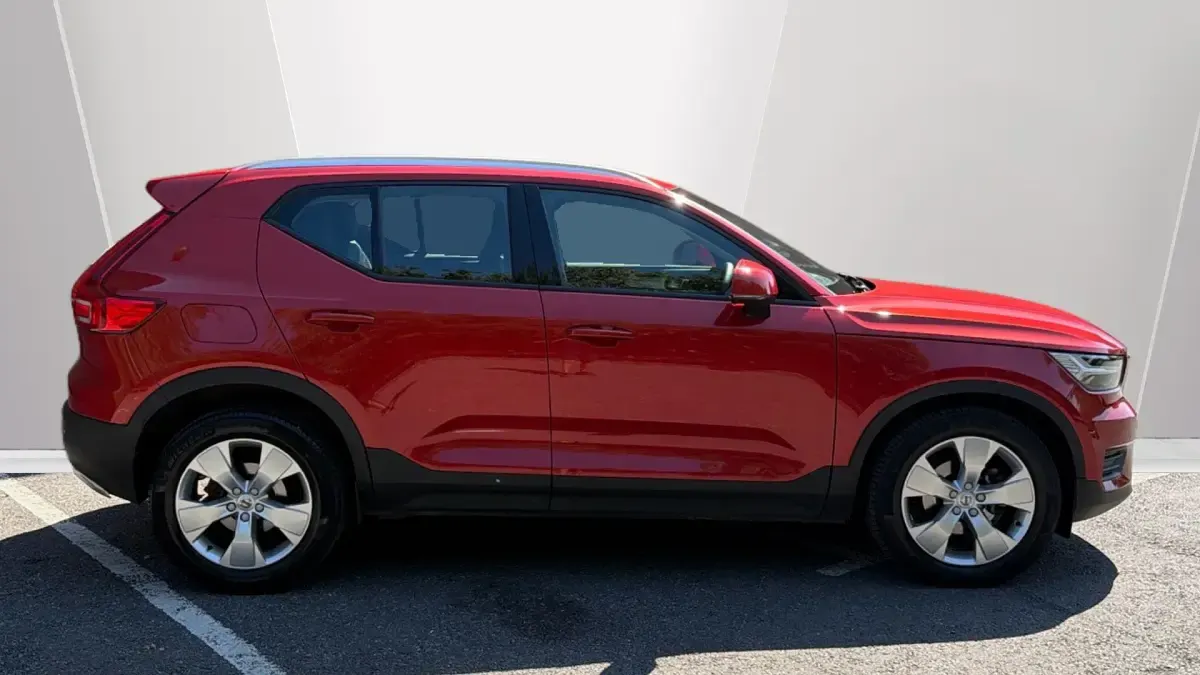 Used Volvo XC40 Momentum 163 HP (119 kW) 2022 Red SUV