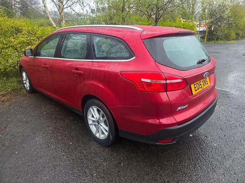 Używany Ford Focus Zetec 120 KM (88 kW) 2015 Czerwony Kombi