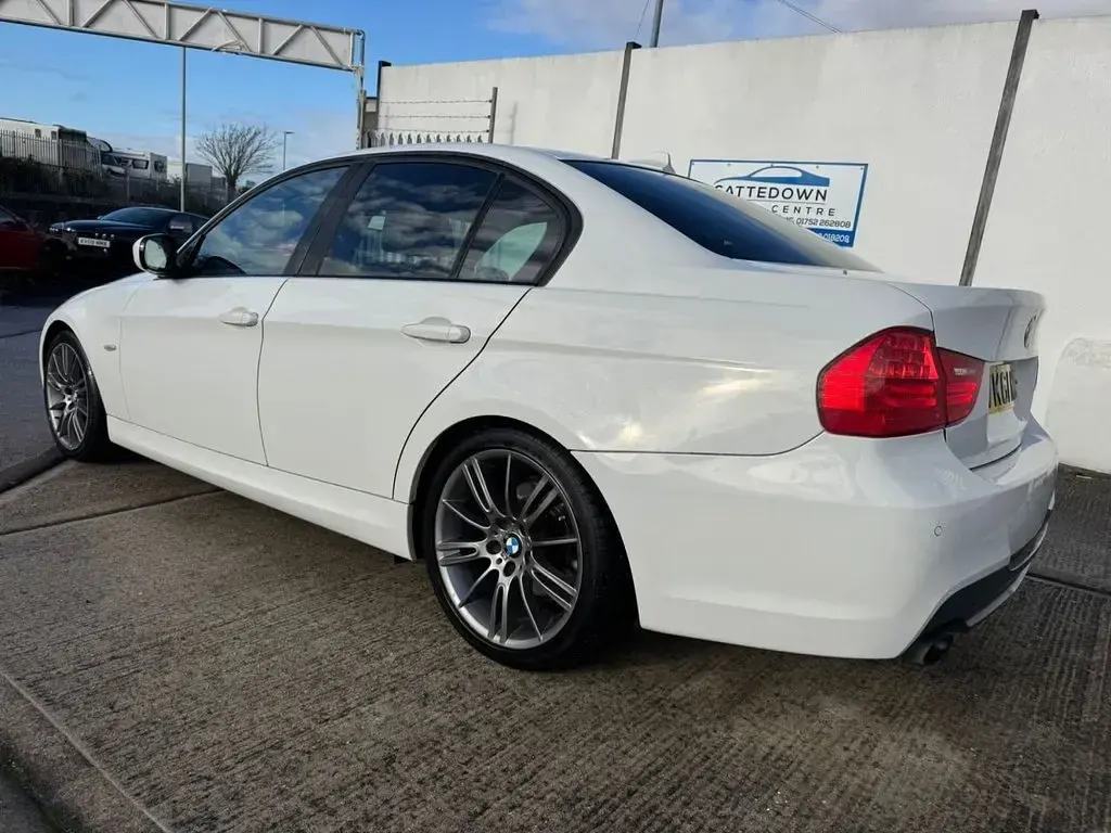 Used BMW 318 Sport Line 2011 White Sedan