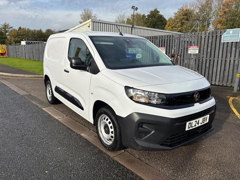 Second-hand Vauxhall Combo 100 CP (73 kW) 2024 Alb Van