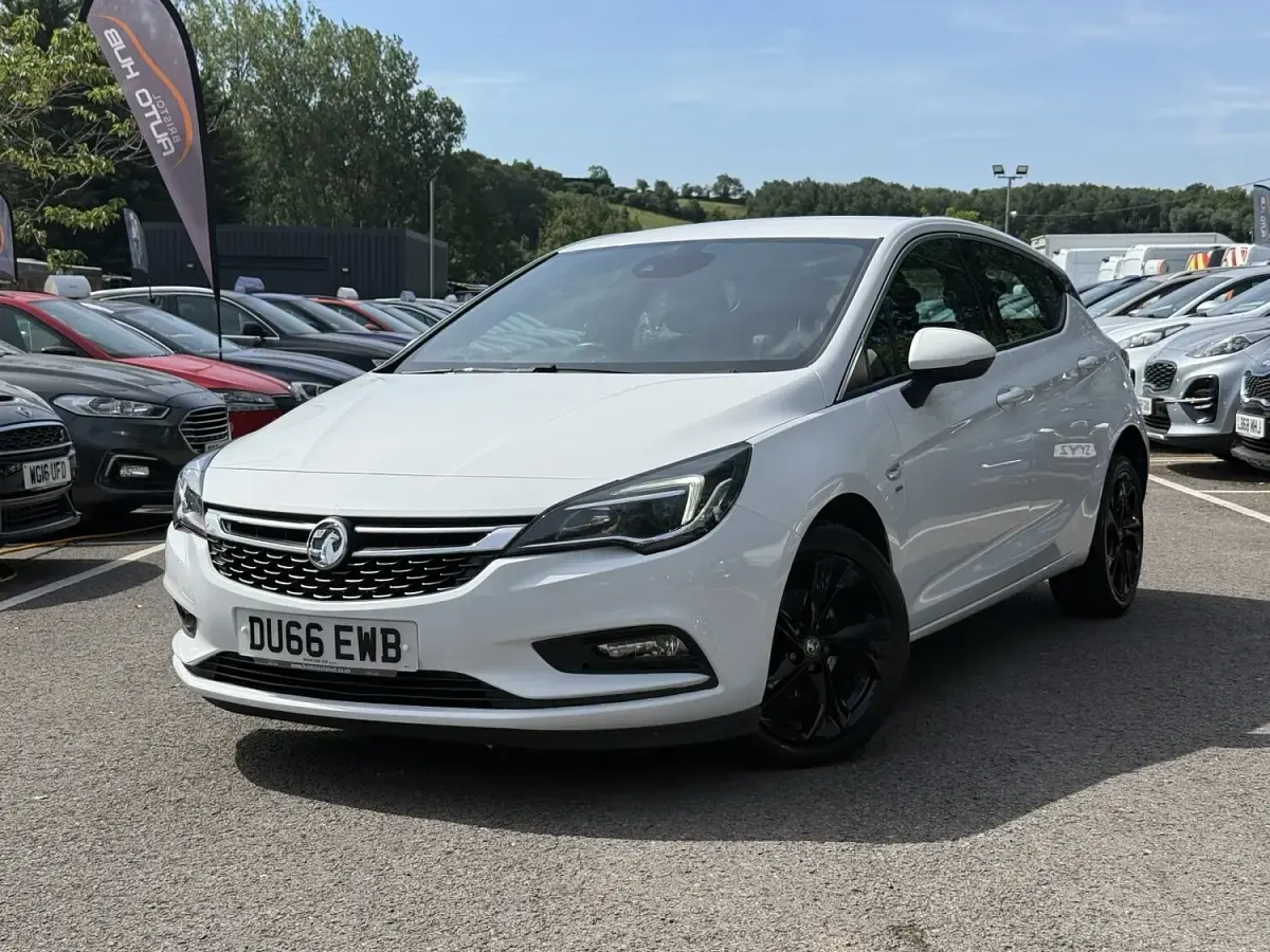 Used Vauxhall Astra SRi 150 HP (110 kW) 2016 White Hatchback