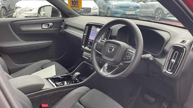 Usado Volvo XC40 Plus 194 HP (142 kW) 2025 Vermelho SUV