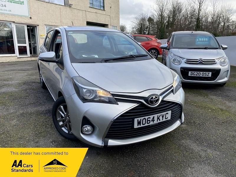 Used Toyota Yaris 2015 Silver metallic Hatchback