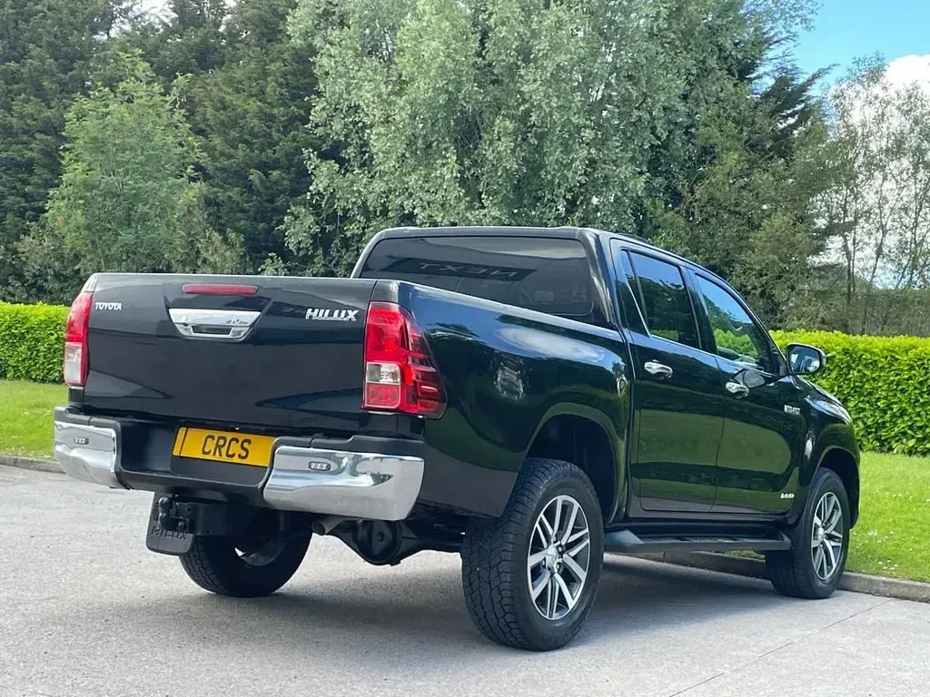 Used Toyota HiLux 150 HP (110 kW) 2019 Black Pickup