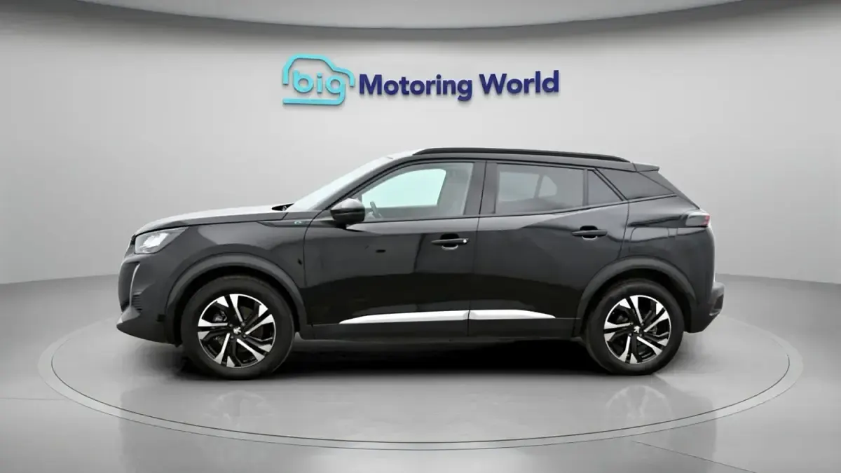 Second-hand Peugeot e-2008 Allure+ 100 kW (136 CP) 2022 Negru SUV