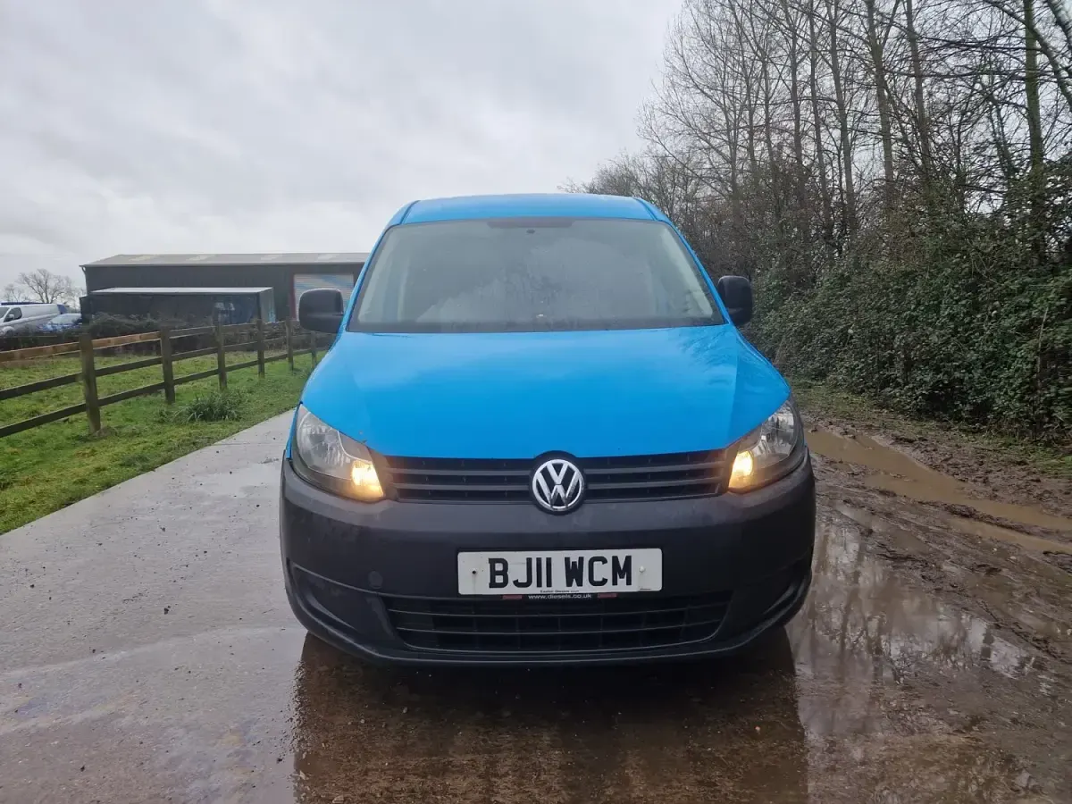 Usado VW Caddy 102 HP (75 kW) 2011 Azul Monovolume