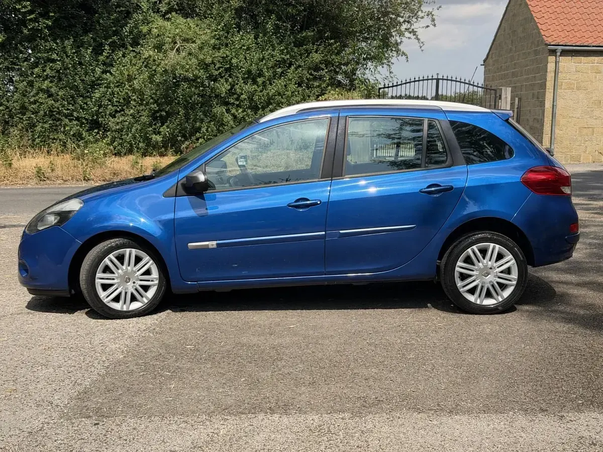 Used Renault Clio Dynamique 112 HP (82 kW) 2011 Blue Estate