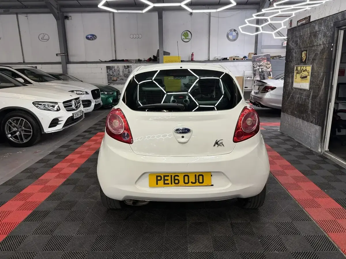 Used Ford Ka Zetec 69 HP (50 kW) 2016 White Hatchback
