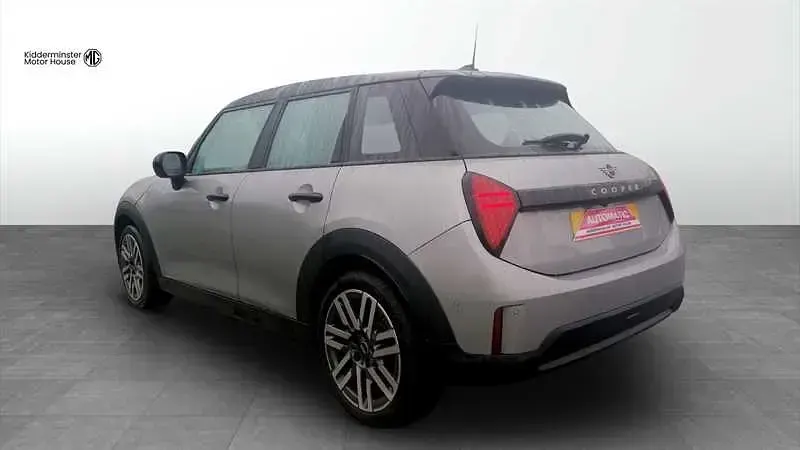 Usado Mini Cooper Classic 156 CV (114 kW) 2024 Plateado Utilitario