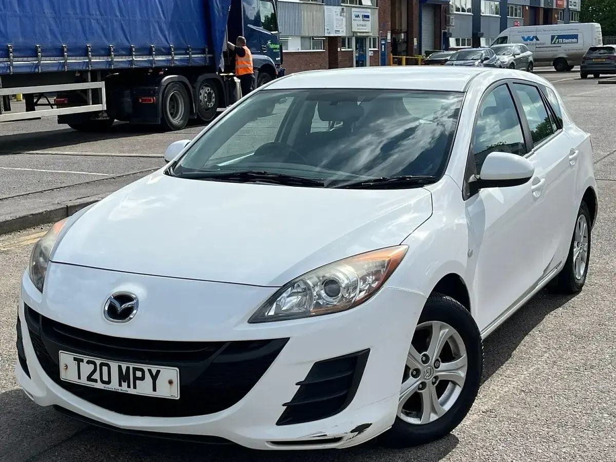Used Mazda 3 105 HP (77 kW) 2011 White Hatchback