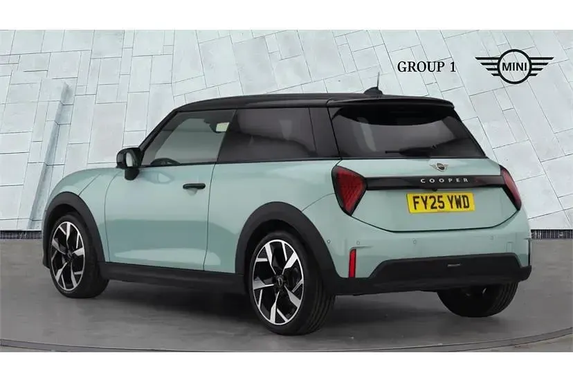 Usado Mini Cooper Exclusive 150 kW (204 HP) 2025 Verde Citadino