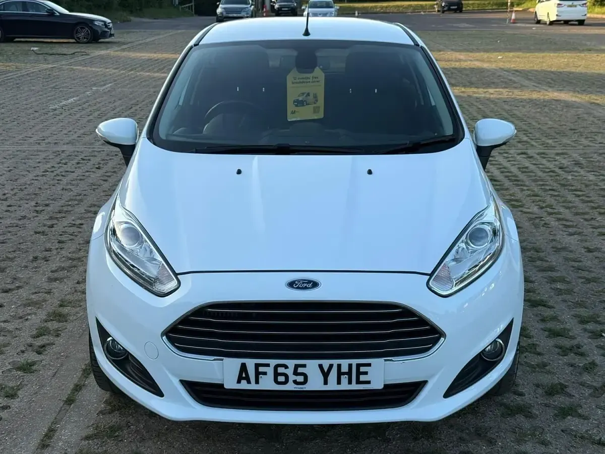 Used Ford Fiesta Titanium 100 HP (73 kW) 2015 White Hatchback