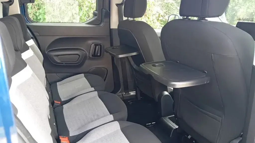 Begagnad Citroën e-Berlingo Feel 100 kW (136 HK) 2023 Blå Minibuss