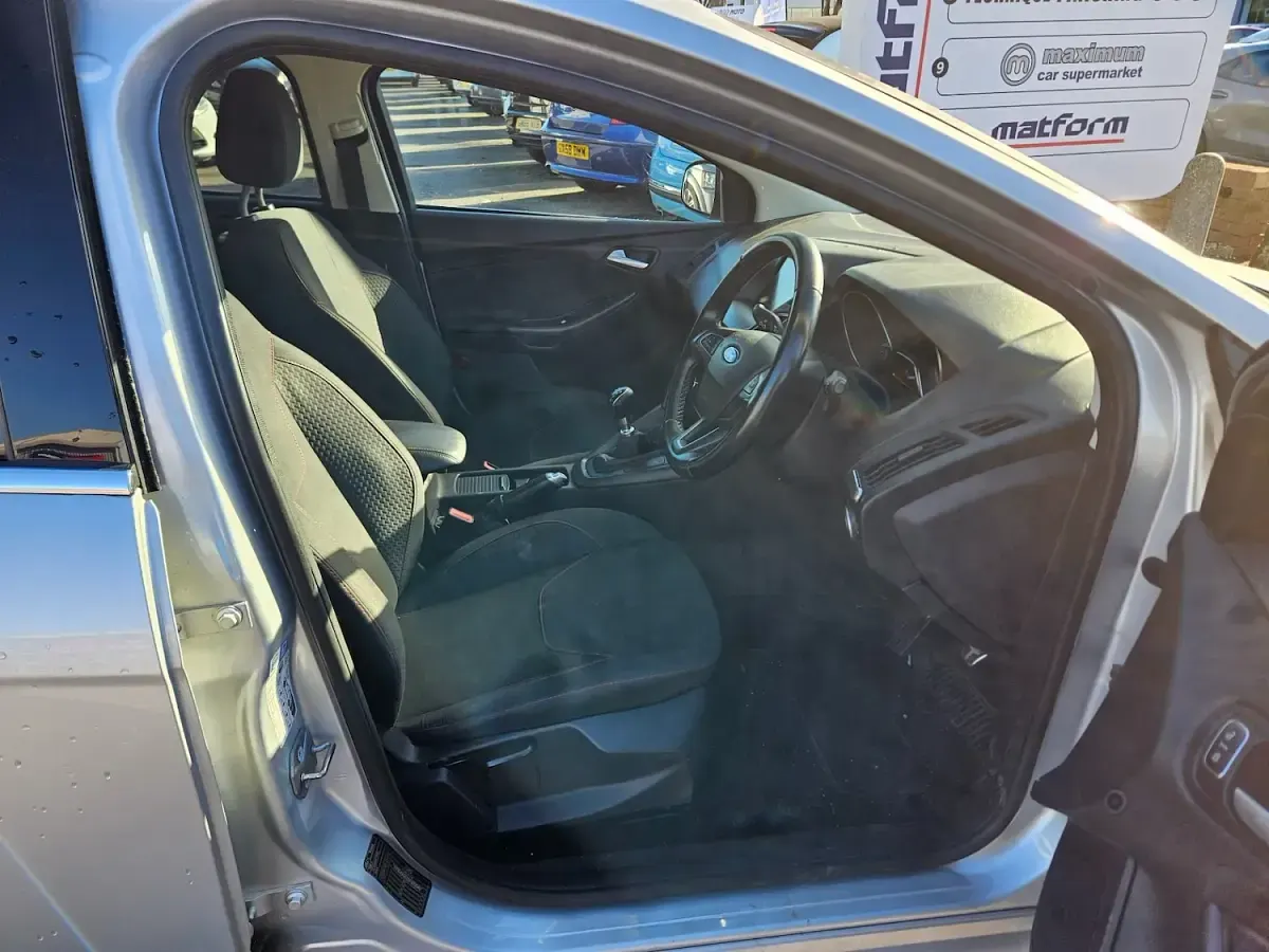 Used Ford Focus Zetec 125 HP (91 kW) 2015 Silver Hatchback