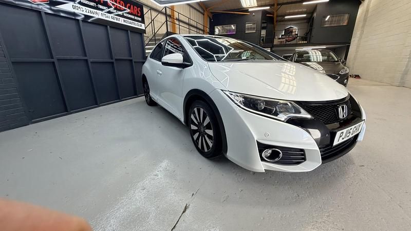 Used Honda Civic SE Plus 100 HP (73 kW) 2015 White Hatchback
